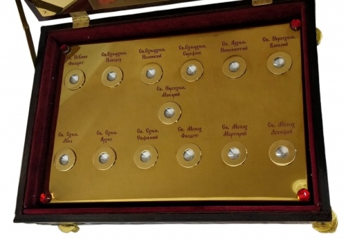 Reliquary for 13 capsules with an icon of the Venerable Fathers of Hlynsk 27×19 (height 11cm)