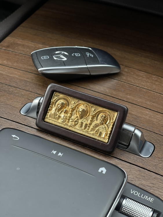 Car Triple Icon (metal, gold)