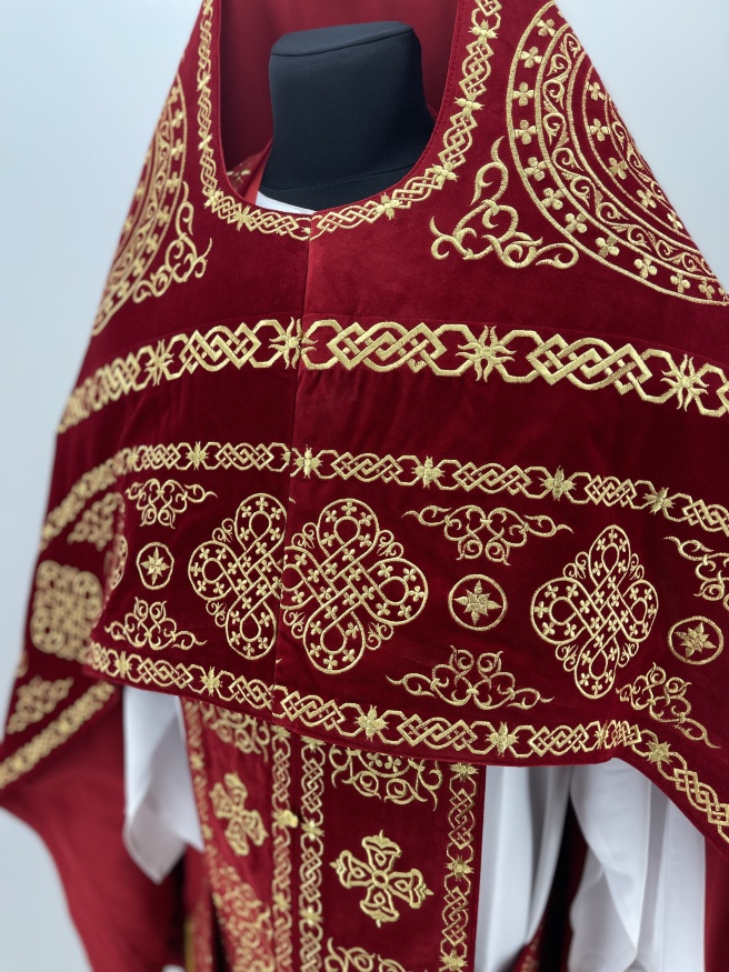 Veșmânt preoțesc brodat pe catifea, broderie „Cerc” cu galon brodat