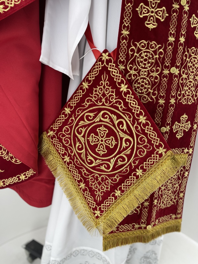 Veșmânt preoțesc brodat pe catifea, broderie „Cerc” cu galon brodat