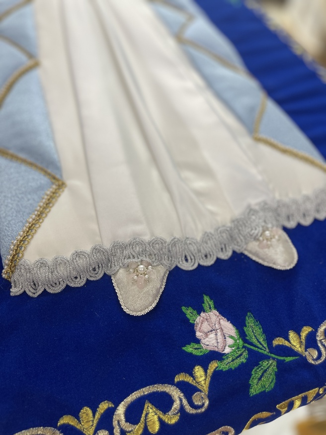 Epitaf Maicii Domnului pe catifea 160×100cm (broderie Trandafir, mijloc brodat și împodobit)