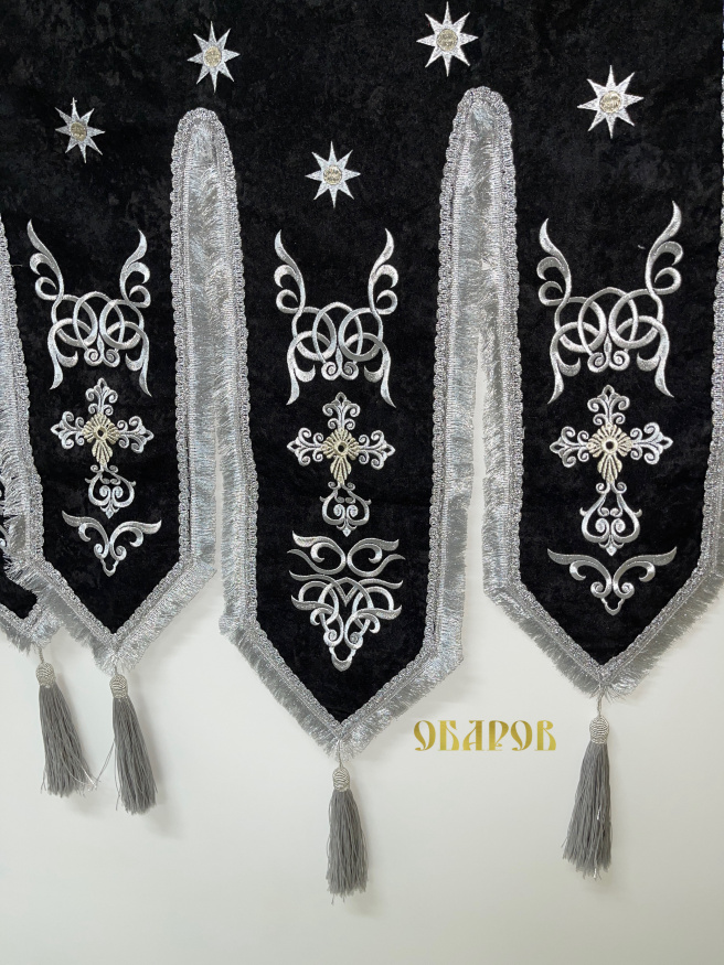 Steaguri brodate, (pereche), broderie „crin”, icoană brodată și cruce