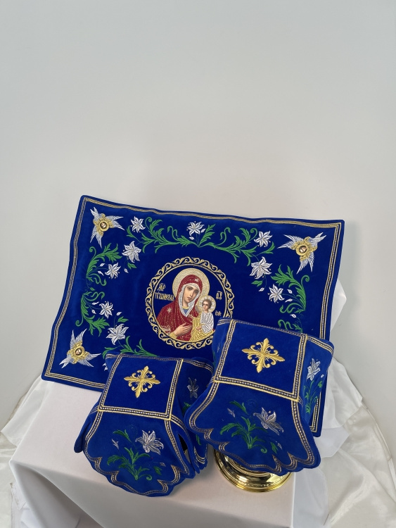 Pocrovețe și văzuhe brodate pe catifea, broderie „Crini”