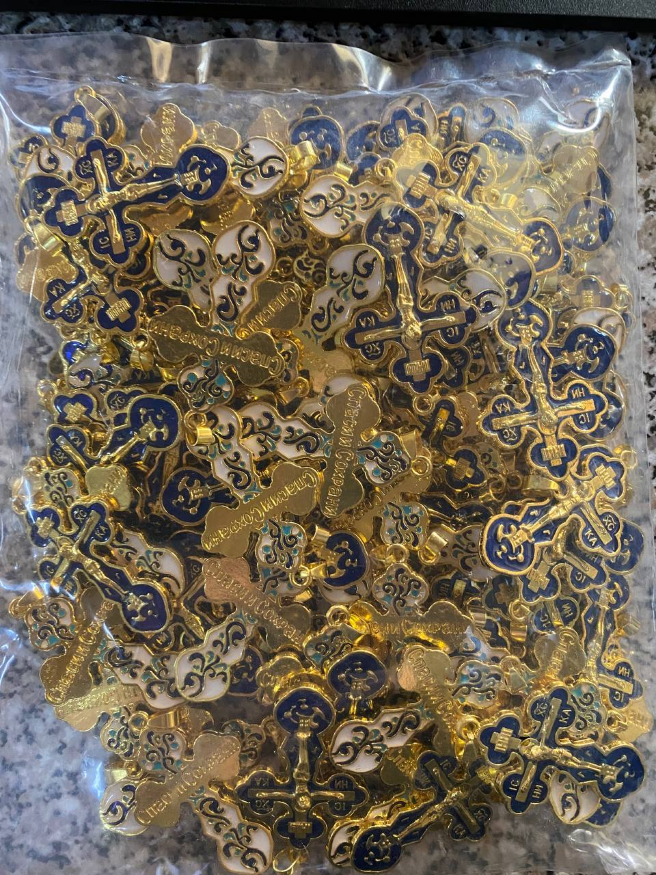 Cruciuliță de purtat la gât, figurată, mare 5×3,5cm