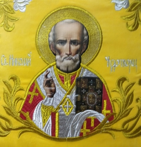 Veșmânt preoțesc brodat pe catifea, cu partea centrală brodată cu icoane, cu galon brodat