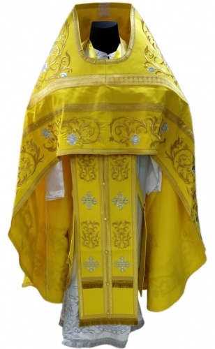 Veșmânt preoțesc brodat pe gabardină, broderie „Trandafir” cu galon aplicat