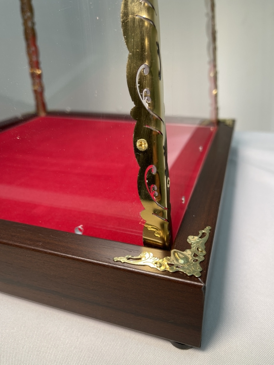 Capac pentru Chivot 35×15 h=70 cu ușă, din sticlă organică cu elemente din bulat tăiate cu laser și cu cruce turnată