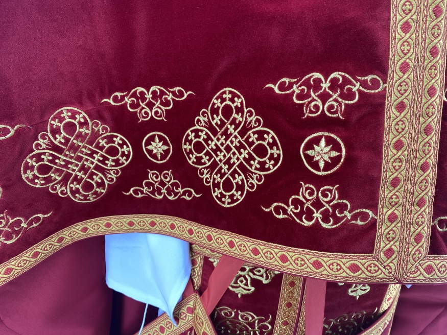 Veșmânt preoțesc croială grecească, brodat pe catifea cu galon aplicat