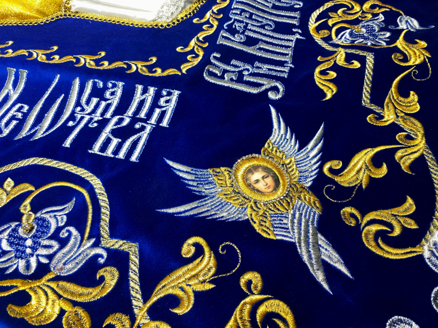 Epitaf Maicii Domnului pe catifea 120×80 cm (Îngeri, argint) (broderie cu viță-de-vie, cu centru brodat și împodobit)