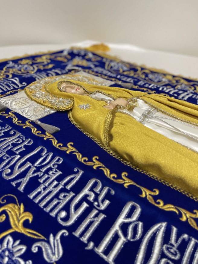 Epitaf Maicii Domnului pe catifea 120×80 cm (Îngeri, argint) (broderie cu viță-de-vie, cu centru brodat și împodobit)