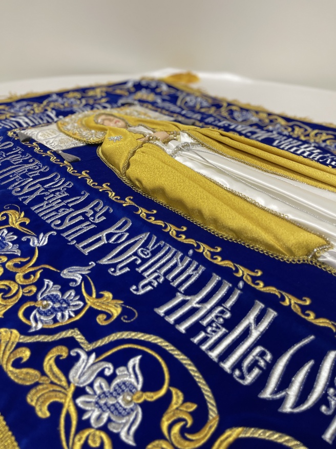 Epitaf Maicii Domnului pe catifea 120×80 cm (Îngeri, argint) (broderie cu viță-de-vie, cu centru brodat și împodobit)