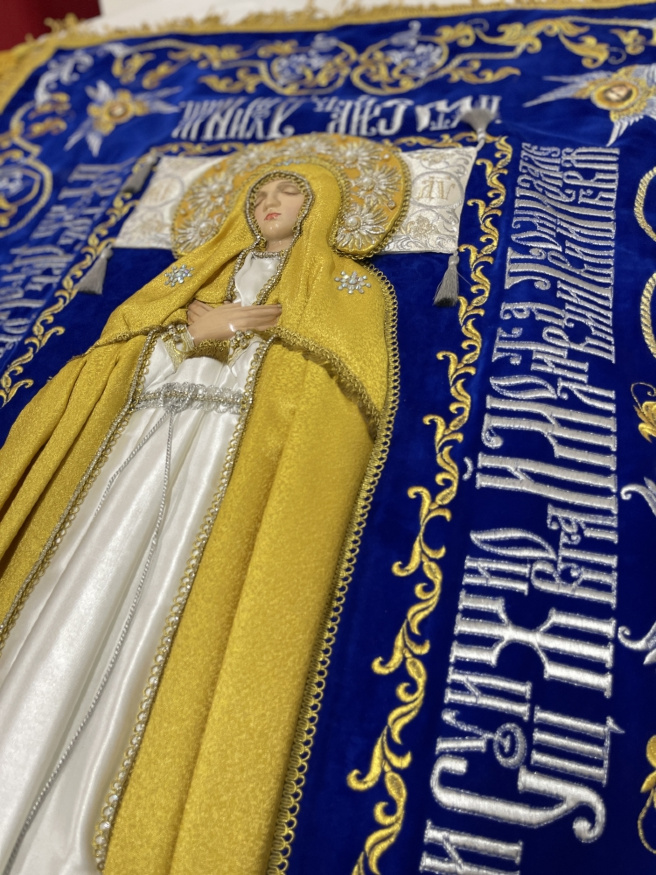 Epitaf Maicii Domnului pe catifea 120×80 cm (Îngeri, argint) (broderie cu viță-de-vie, cu centru brodat și împodobit)