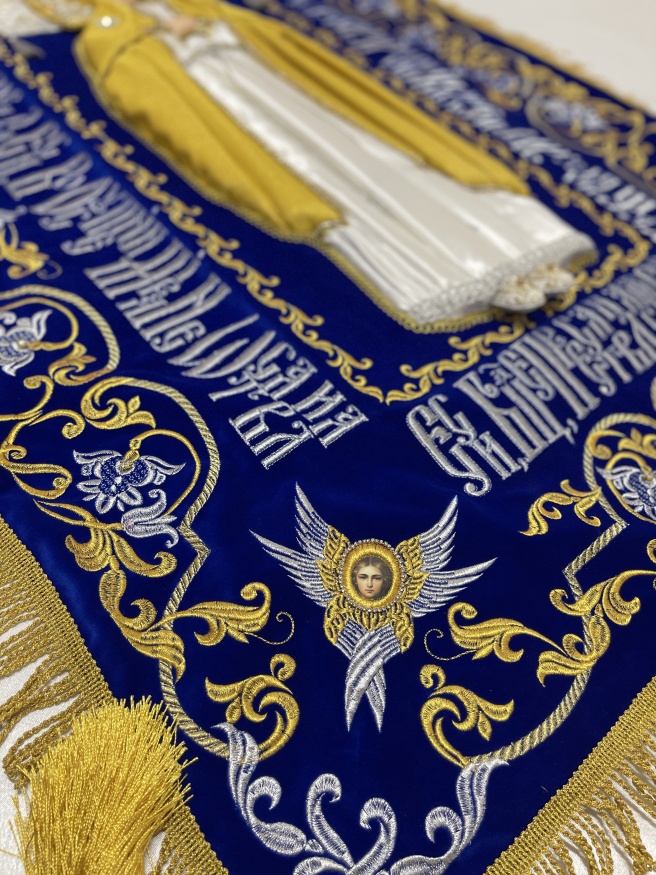 Epitaf Maicii Domnului pe catifea 120×80 cm (Îngeri, argint) (broderie cu viță-de-vie, cu centru brodat și împodobit)