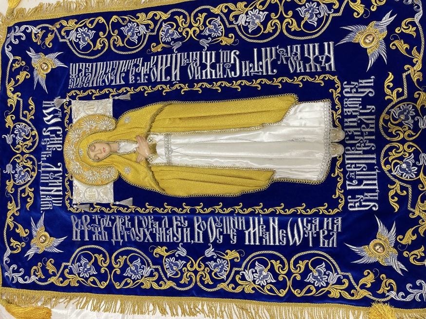 Epitaf Maicii Domnului pe catifea 120×80 cm (Îngeri, argint) (broderie cu viță-de-vie, cu centru brodat și împodobit)