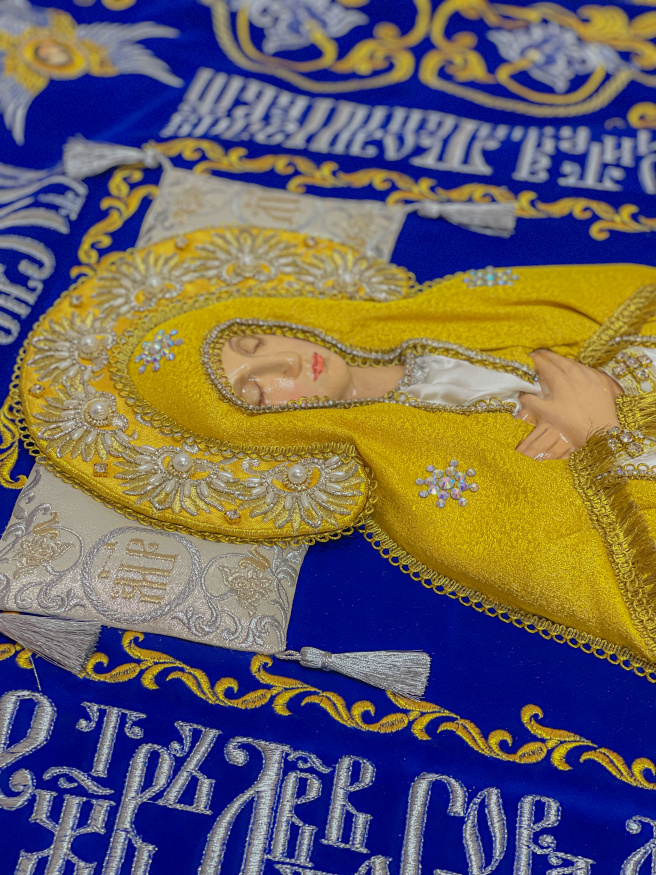 Epitaf Maicii Domnului pe catifea 120×80 cm (Îngeri, argint) (broderie cu viță-de-vie, cu centru brodat și împodobit)