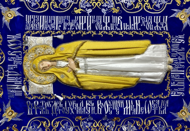 Epitaf Maicii Domnului pe catifea 120×80 cm (Îngeri, argint) (broderie cu viță-de-vie, cu centru brodat și împodobit)