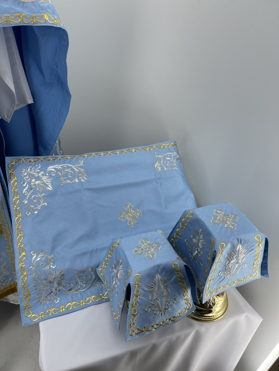 Vesminte brodate pe brocart, broderie „Trandafir”