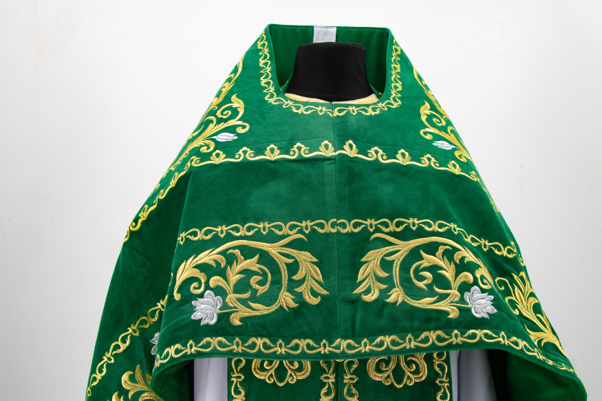 Veșmânt preoțesc brodat pe catifea, broderie „Trandafir” cu galon brodat