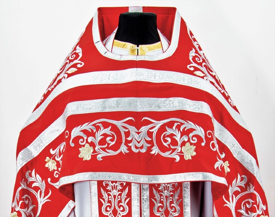 Vesmânt liturgic preotesc brodat pe gabardină, broderie „Trandafir” cu galon aplicat