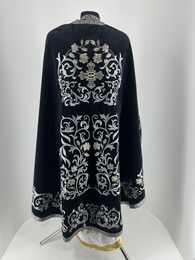 Veșmânt preoțesc croială grecească, brodat pe catifea cu galon aplicat, broderie „Trandafir, mijloc brodat”