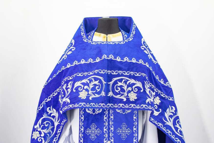 Veșmânt preoțesc brodat pe catifea, broderie „Trandafir” cu galon brodat