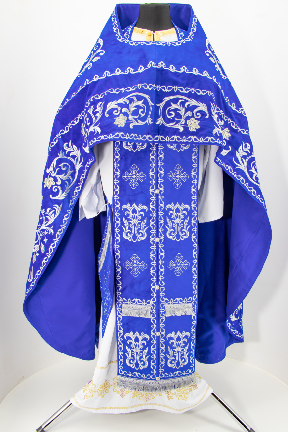 Veșmânt preoțesc brodat pe catifea, broderie „Trandafir” cu galon brodat