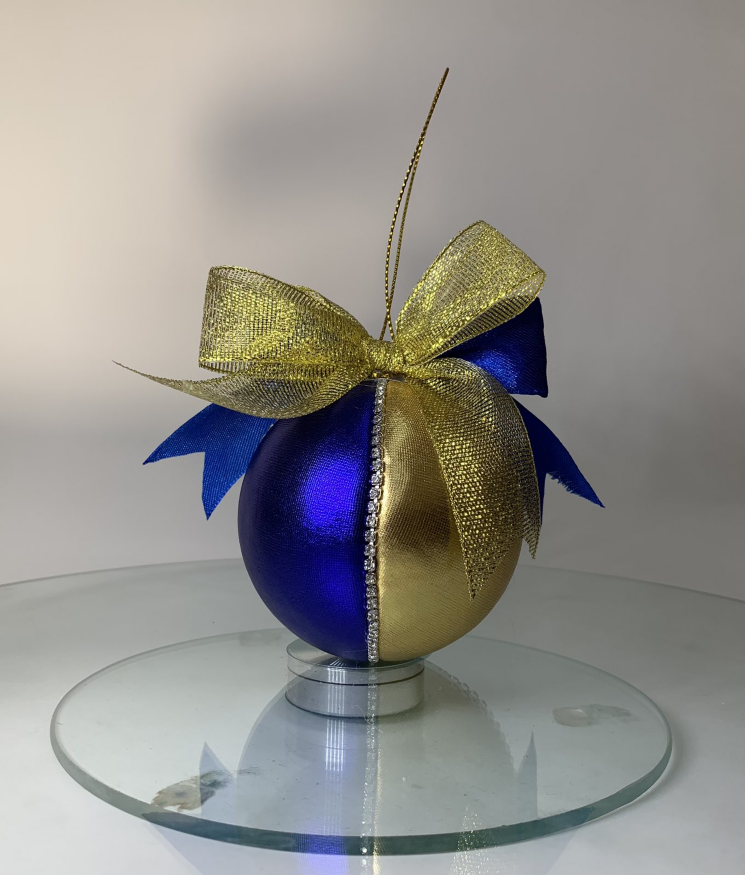 Ornament pentru brad „Glob cu fundiță”