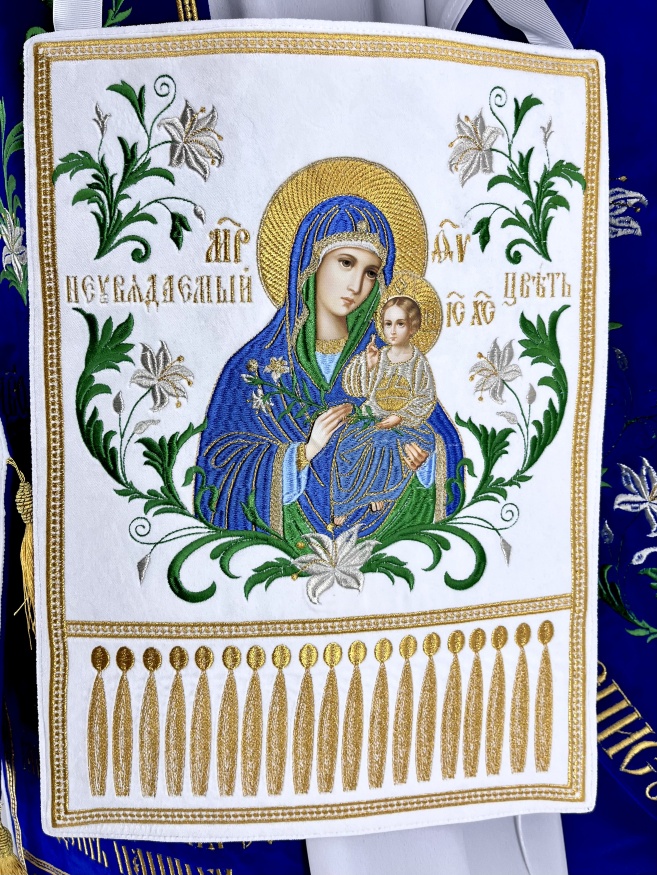 Veșmânt preoțesc combinat brodat pe catifea, cu icoane brodate, broderie „Crini”