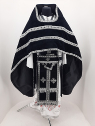 Vesminte preoțești brodate pe catifea, cu galon aplicat