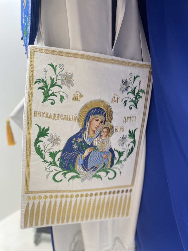 Veșmânt preoțesc combinat brodat pe catifea, cu icoane brodate, broderie „Crini”