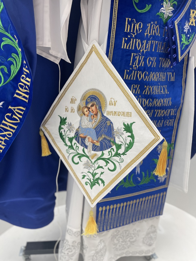 Veșmânt preoțesc combinat brodat pe catifea, cu icoane brodate, broderie „Crini”