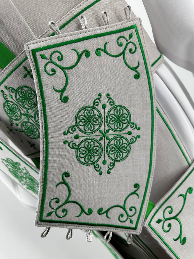 Vesminte preoțești croială grecească, brodate pe in-gabardin cu galon aplicat, broderie „Antic”