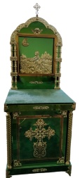 Жертвенник-киот (малый крест), на трёх колоннах, с иконой 80х70 (высота 98,5–220 см)
