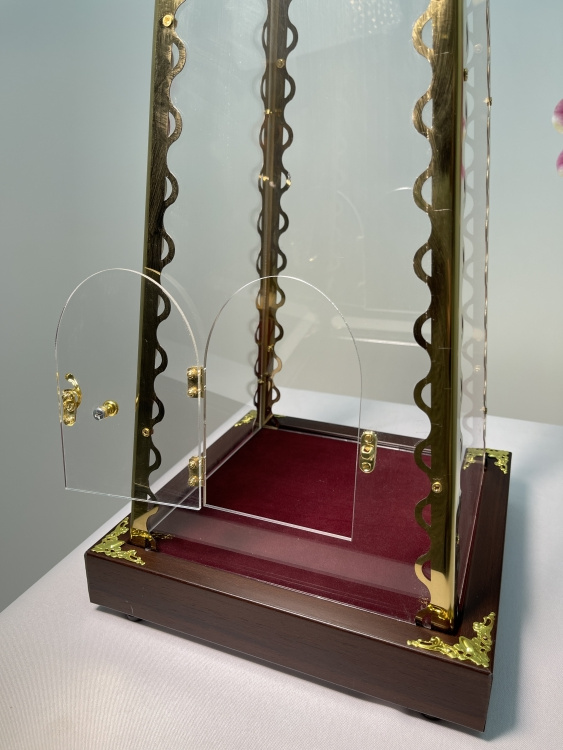 Купол на дароносицу 20х15 h=50 с дверцей, из оргстекла с булатными элементами на лазерной резке и с литым крестом