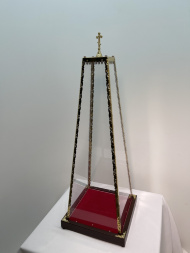 Колпак на дароносицу 35×15 h=70 с дверцей, из органического стекла с булатными элементами, выполненными на лазерной резке, и с литым крестом