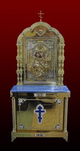 Киот на три колонны с иконой Спасителя