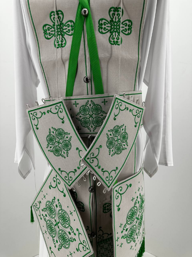 Облачение священника греческого кроя, вышитое на льне — габардине с нашивным галуном, вышивка «Античная»