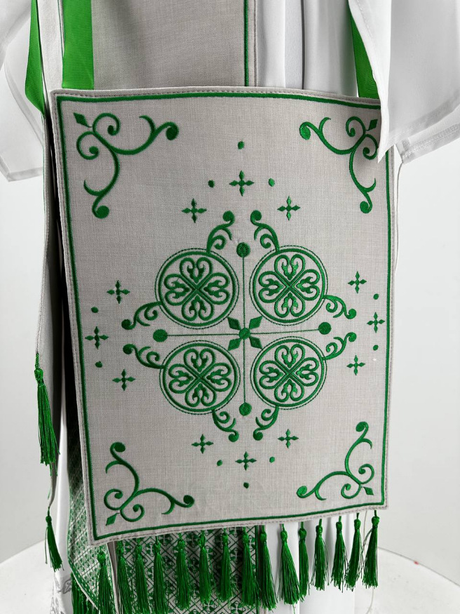 Облачение священника греческого кроя, вышитое на льне — габардине с нашивным галуном, вышивка «Античная»