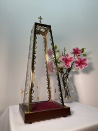 Ковпак на Даросховницю 20х15 h=50 з дверкою, з оргскла з булатними елементами на лазерній різці та з литим хрестом