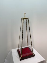 Ковпак на Даросховницю 35х15 h=70 з дверкою, з оргскла з булатними елементами на лазерній різці та з литим хрестом