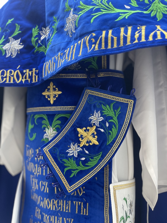 Комбіноване облачення священника вишите на оксамиті, з вишитими іконами, вишивка "Лілії"